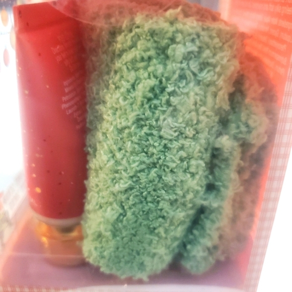 Holly Berries Scented Foot Scrub & Foot Lotion, 1 Pair of Cozy Socks Gift Set - Picture 2 of 4